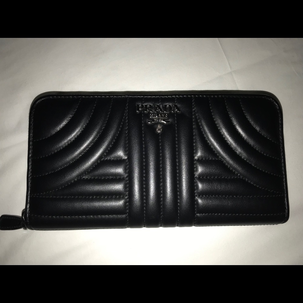 Prada Diagramme zip wallet